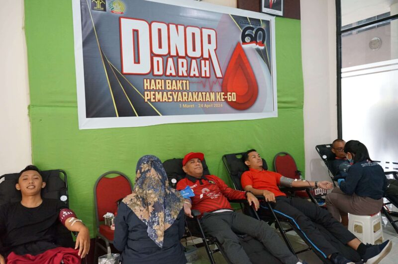 Kanwil Kemenkumham NTB bekerja sama dengan Palang Merah Indonesia (PMI) Lombok Barat menggelar kegiatan donor darah dalam rangka peringatan ke-60 Hari Bhakti Pemasyarakatan (HBP) di Ruang Legal Drafter Kanwil Kemenkumham NTB, pada Rabu (17/4).