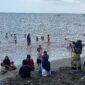 Para wisatawan lokal sedang main air di pantai Gading, Kota Mataram