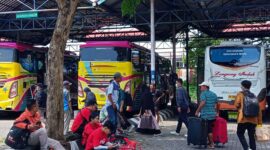 Para pemudik terlihat membawa tas dan kopernya menuju bus di Terminal Mandalika.