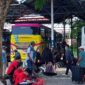 Para pemudik terlihat membawa tas dan kopernya menuju bus di Terminal Mandalika.