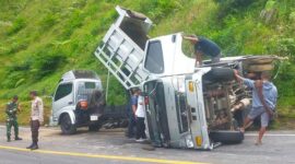 Anggota kepolisian dan TNI bersama warga mengevakuasi truk dam yang terbalik di Jalan Pusuk Sembalun, Kecamatan Sembalun, Lombok Timur, Selasa (16/4/2024). 