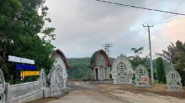 Pintu gerbang Bendungan Meninting yang saat ini sedang dalam proses penyelesaian. Pintu ini tak luput dari target warga untuk berswafoto di sekitarnya, April 2024.