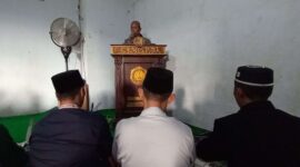 Pengasuh Ponpes al mas'udiyah Sekh Mahdali, Kiyai Qomarudin Syarof, saat memberikan khutbah Idul Fitri