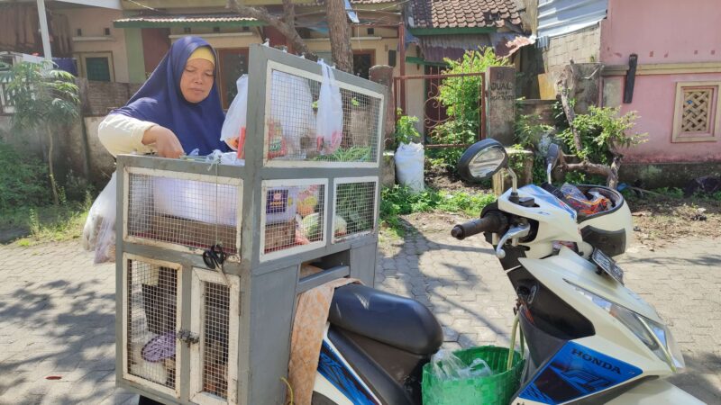 Penjual sayur keliling yang menawarkan berbagai bahan lauk pauk dari rumah kerumah