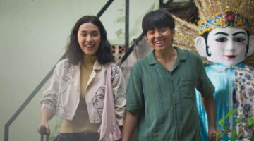 Dara (Aisha Nurra Datau, kiri) dan Bima (Angga Yunanda, kanan) dalam film Dua Hati Biru yang rilis 17 April 2024 serentak di bioskop Indonesia. (Dok. IMDb