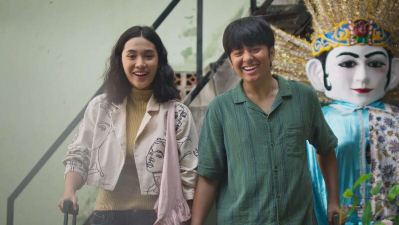 Dara (Aisha Nurra Datau, kiri) dan Bima (Angga Yunanda, kanan) dalam film Dua Hati Biru yang rilis 17 April 2024 serentak di bioskop Indonesia. (Dok. IMDb