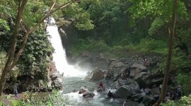 Air Terjun Oi Marai, menjadi salah satu destinasi bagi warga untuk menghabiskan libur lebaran tahun ini.