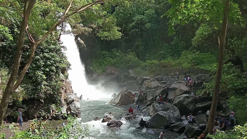 Air Terjun Oi Marai, menjadi salah satu destinasi bagi warga untuk menghabiskan libur lebaran tahun ini.