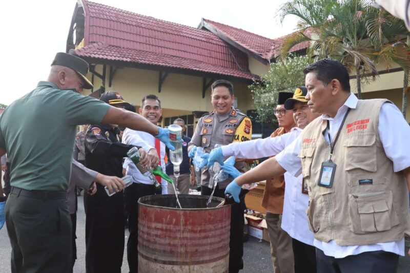 Ratusan Miras Hasil Operasi Pekat 2024 Dimusnahkan Polres Lombok Barat, (Foto:HPL).