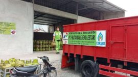 Salah seorang karyawan agen penjualan LPG di NTB sedang mengisi truk untuk pemenuhan kebutuhan masyarakat saat lebaran di NTB