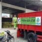 Salah seorang karyawan agen penjualan LPG di NTB sedang mengisi truk untuk pemenuhan kebutuhan masyarakat saat lebaran di NTB