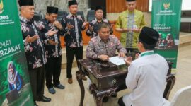 Penjabat (Pj) Sekretaris Daerah (Sekda) Provinsi NTB Ibnu Salim saat bayar zakat melalui Baznas NTB. (Foto: Biro Adpim)