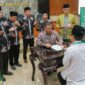 Penjabat (Pj) Sekretaris Daerah (Sekda) Provinsi NTB Ibnu Salim saat bayar zakat melalui Baznas NTB. (Foto: Biro Adpim)