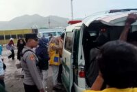 Proses evakuasi penumpang hamil di Pelabuhan Bima yang hampir melahirkan di atas KM Awu, Rabu (10/4). (Dok. Humas Polres Bima Kota)