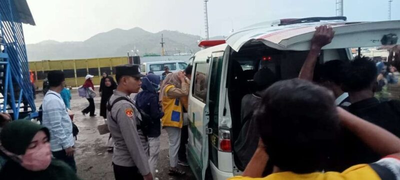Proses evakuasi penumpang hamil di Pelabuhan Bima yang hampir melahirkan di atas KM Awu, Rabu (10/4). (Dok. Humas Polres Bima Kota)