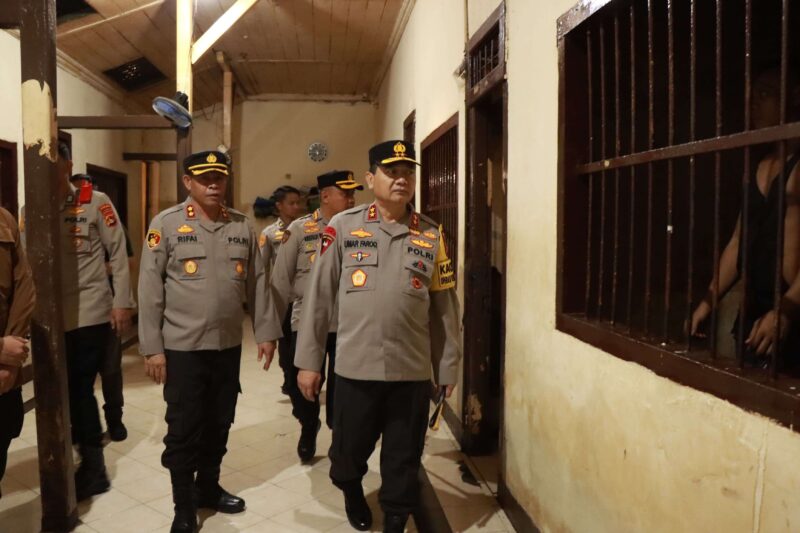 Kapolresta Mataram Dampingi Kapolda NTB Cek Ruang Tahanan di Mapolresta Mataram. (Foto: Humas Polresta Mataram)