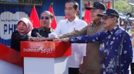 Presiden Joko Widodo (Jokowi) meresmikan lima ruas Inpres Jalan Daerah (IJD) di Provinsi Nusa Tenggara Barat (NTB). (Foto: Biro Adpim)