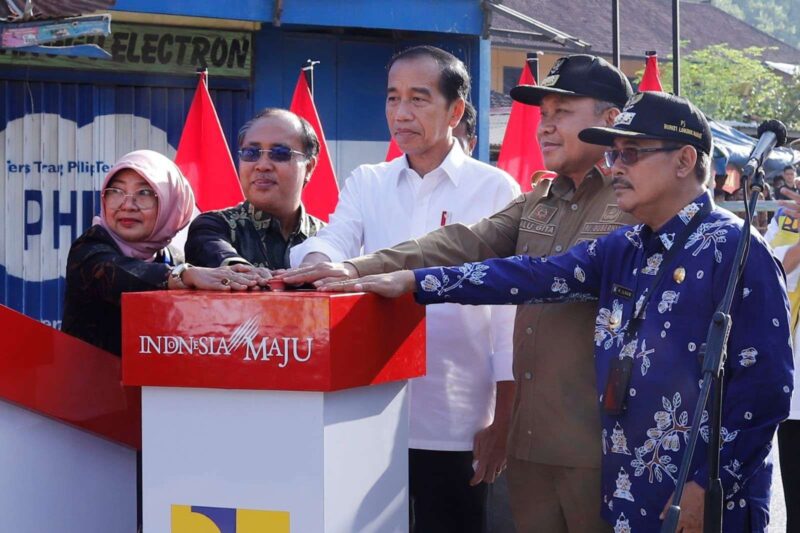 Presiden Joko Widodo (Jokowi) meresmikan lima ruas Inpres Jalan Daerah (IJD) di Provinsi Nusa Tenggara Barat (NTB). (Foto: Biro Adpim)
