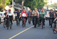 Presiden Jokowi bersepeda di Kota Mataram didampingi Menteri Pertanian Andi Amran Sulaiman dan rombongan. (Foto: Humas Mentan)