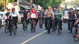 Presiden Jokowi bersepeda di Kota Mataram didampingi Menteri Pertanian Andi Amran Sulaiman dan rombongan. (Foto: Humas Mentan)