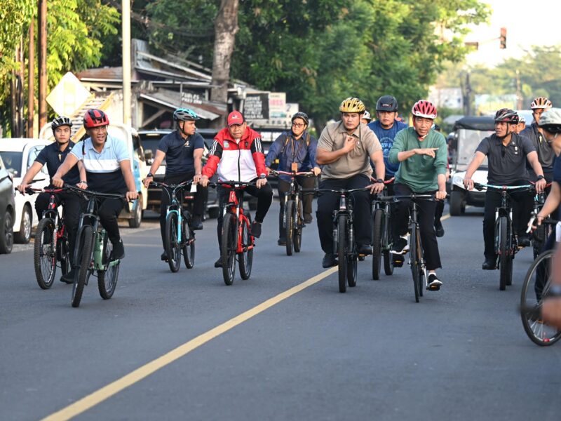 Presiden Jokowi bersepeda di Kota Mataram didampingi Menteri Pertanian Andi Amran Sulaiman dan rombongan. (Foto: Humas Mentan)
