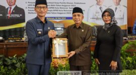 Penyerahan penetapan Keputusan DPRD Kota Mataram tentang Catatan-catatan Strategis DPRD Kota Mataram dalam LKPJ Wali Kota Mataram Akhir T.A 2023 (Foto:Dok.Kominfo Mataram)