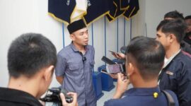 Deddy AZ selaku koordinator Relawan Pemenangan Bang Zul memberikan keterangan pers usai menyerahkan berkas pendaftaran Paslon di Kantor DPW Nasdem NTB, Senin (6/5)