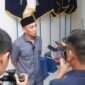 Deddy AZ selaku koordinator Relawan Pemenangan Bang Zul memberikan keterangan pers usai menyerahkan berkas pendaftaran Paslon di Kantor DPW Nasdem NTB, Senin (6/5)