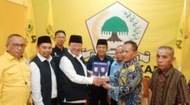 Bakal Calon Bupati dan Wakil Bupati Lombok Timur, H Rumaksi dan Amrul Jihadi (RAMAH) kompak menyerahkan berkas pendaftaran di Partai Golkar