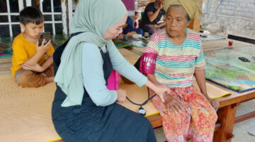 Polsek Praya Barat Daya Berikan Bantuan Sembako dan Layanan Kesehatan Gratis kepada Lansia di Desa Pandan Tinggang