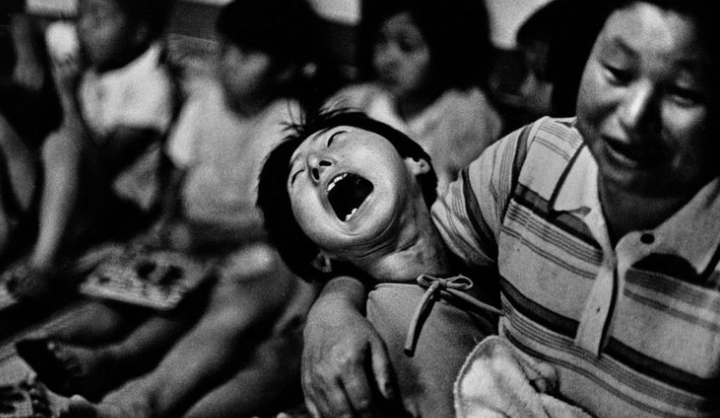 Kondisi anak yang berada di kawasan Teluk Minamata. Sumber : W. Eugene Smith | Magnum Photos