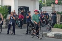 Presiden Joko Widodo beserta rombongan bersepeda di jalan Sudirman menuju jalan terusan Bung Hatta, Kota Mataram, Rabu (1/5/2024
