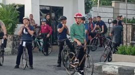 Presiden Joko Widodo beserta rombongan bersepeda di jalan Sudirman menuju jalan terusan Bung Hatta, Kota Mataram, Rabu (1/5/2024