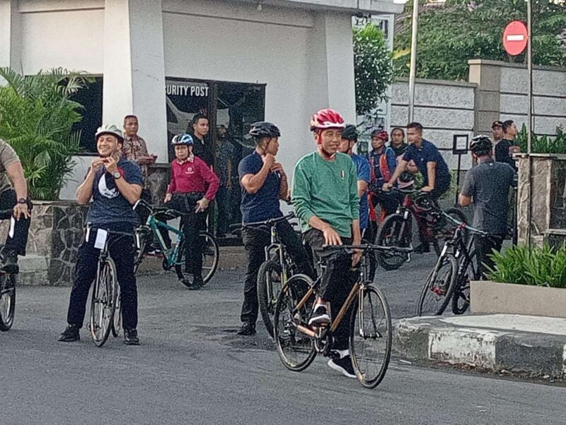 Presiden Joko Widodo beserta rombongan bersepeda di jalan Sudirman menuju jalan terusan Bung Hatta, Kota Mataram, Rabu (1/5/2024