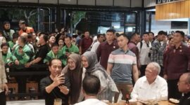 Presiden Jokowi tampak sedang berfoto bersama di salah satu rumah makan di Kota Mataram saat kunker ke NTB