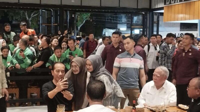 Presiden Jokowi tampak sedang berfoto bersama di salah satu rumah makan di Kota Mataram saat kunker ke NTB