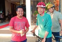 Ahmad Roji warga Gegutu, Kota Mataram (kiri) berfoto bersama Presiden Jokowi. (Foto: Ahmad Roji)