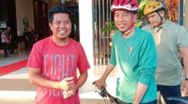 Ahmad Roji warga Gegutu, Kota Mataram (kiri) berfoto bersama Presiden Jokowi. (Foto: Ahmad Roji)