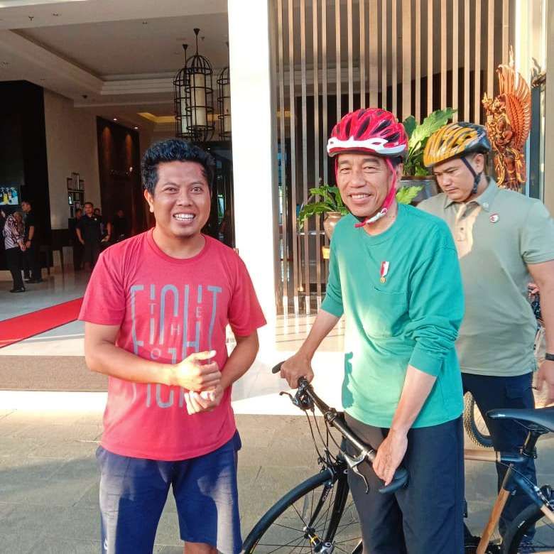 Ahmad Roji warga Gegutu, Kota Mataram (kiri) berfoto bersama Presiden Jokowi. (Foto: Ahmad Roji)