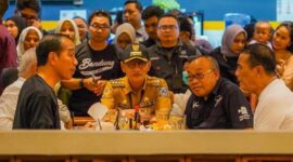 Presiden RI Joko Widodo sedang menikmati makan malam (Foto: Dok. Kominfo mataram)