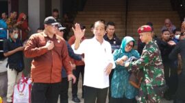 Presiden RI, Ir. H. Joko Widodo saat berkunjung ke Pasar Seketeng. (F