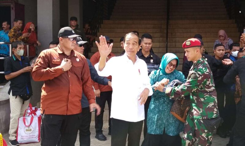 Presiden RI, Ir. H. Joko Widodo saat berkunjung ke Pasar Seketeng. (F