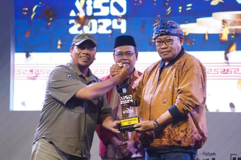 Puncak Hardiknas, Pj Gubernur NTB Serahkan Penghargaan AiSO di Sembalun ( foto :kominfotikntb)