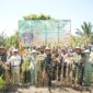 Panglima Komando Daerah Militer (Pangdam) IX/Udayana, Mayor Jenderal TNI Bambang Trisnohadi, memimpin panen raya jagung bersama kelompok tani Pade Angen di Desa Gunung Malang, Lombok Timur, Sabtu (4/5/2024). (Foto: Humas KOREM 162/WB)