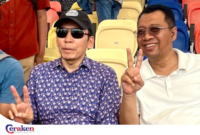 TGB dan Bang Zul mengacungkan salam dua jari ketika sama-sama nonton bareng MotoGP 2024 di Sirkuit Internasional Mandalika. Netizen menyebutnya sebagai simbol dukungan pada Pilgub NTB