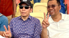 TGB dan Bang Zul mengacungkan salam dua jari ketika sama-sama nonton bareng MotoGP 2024 di Sirkuit Internasional Mandalika. Netizen menyebutnya sebagai simbol dukungan pada Pilgub NTB