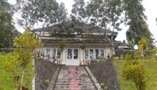 Bangunan bersejarah peninggalan Belanda di Taman Suranadi. (Inside Lombok/Yudina)