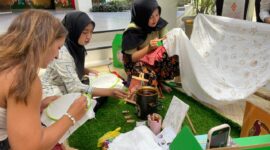 Perkenalkan Batik Sasambo,
Aruna Senggigi Hadirkan Aktivitas Budaya untuk Tamu

