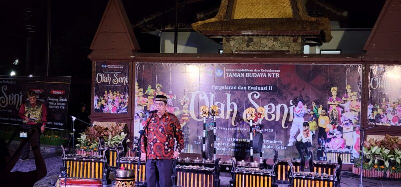 H. Makbullah  mengajak para orang tua untuk memberi dukungan penuh bila anak menunjukkan minat atau bakat seni (foto: Aks).