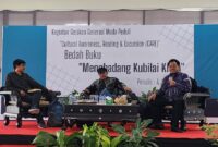 Pembedah dan Penulis. Dedy Ahmad Hermansyah (kiri), Prof. Nuriadi (tengah), dan A.J Susmana (kanan)